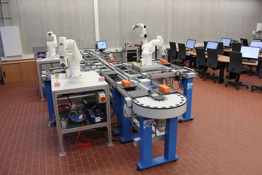 Robotertechnik plus Werkstückträger-Management für die FH Dortmund: Ein Angebot, das man nicht ablehnen kann... Robotertechnik plus Werkstückträger-Management für die FH Dortmund: Ein Angebot, das man nicht ablehnen kann...