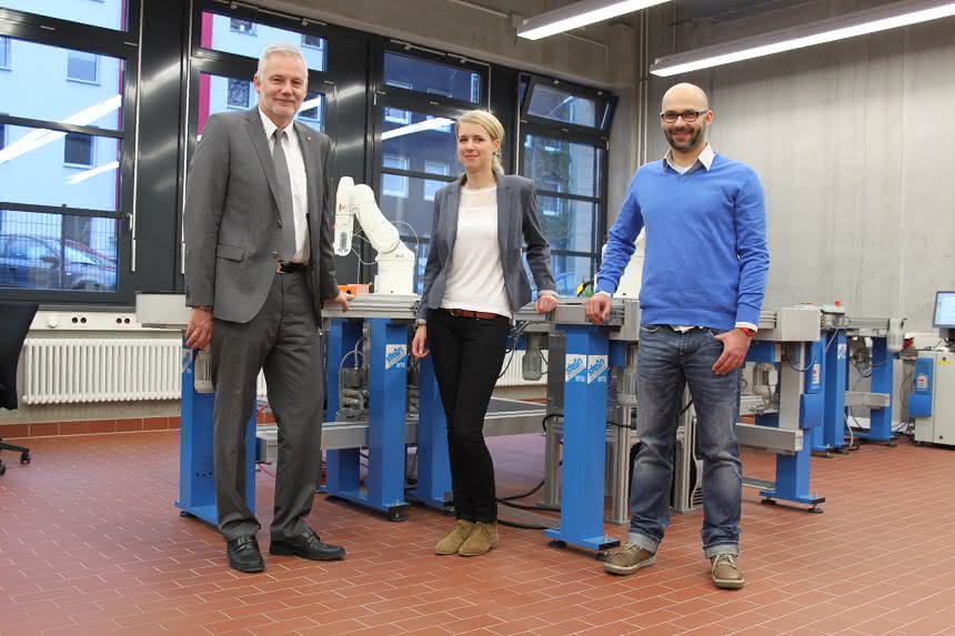 Robotertechnik plus Werkstückträger-Management für die FH Dortmund: Ein Angebot, das man nicht ablehnen kann... Robotertechnik plus Werkstückträger-Management für die FH Dortmund: Ein Angebot, das man nicht ablehnen kann...