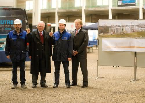 Rohbau in Rekordzeit: Rutronik feiert Richtfest für neues Lager- und Logistikzentrum Rohbau in Rekordzeit: Rutronik feiert Richtfest für neues Lager- und Logistikzentrum