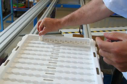 Mechatronischer Greifer für Kunststoffteile-Handling: Die Guten ins Töpfchen