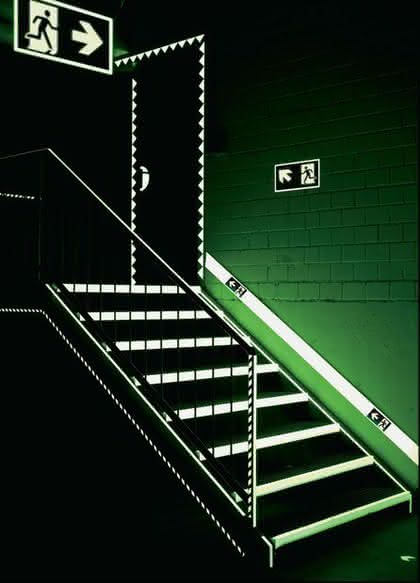Langnachleuchtende Leitsysteme: Sicherheit im Dunkeln