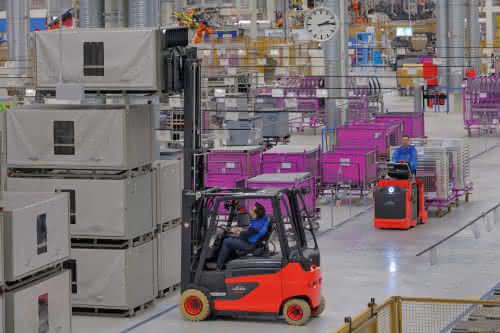 Forschungsprojekt H2IntraDrive gestartet: Stapler und Schlepper mit Wasserstoffantrieb für BMW Forschungsprojekt H2IntraDrive gestartet: Stapler und Schlepper mit Wasserstoffantrieb für BMW