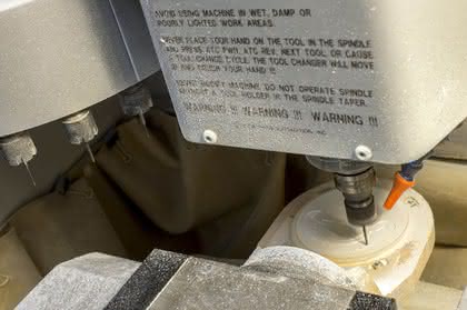 Mikrofräsmaschine: Zahnkronen wirtschaftlich herstellen Mikrofräsmaschine: Zahnkronen wirtschaftlich herstellen
