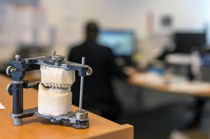 Mikrofräsmaschine: Zahnkronen wirtschaftlich herstellen Mikrofräsmaschine: Zahnkronen wirtschaftlich herstellen