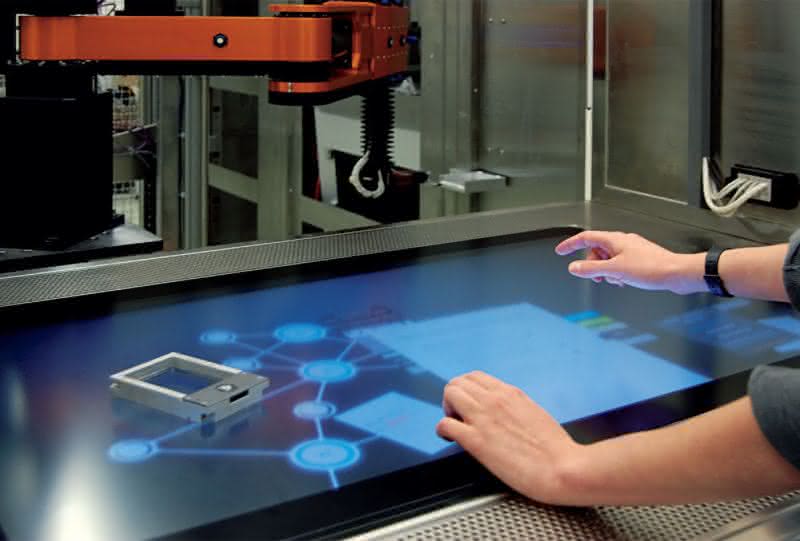 Zaubertisch: Laborbank mit integriertem Touchscreen