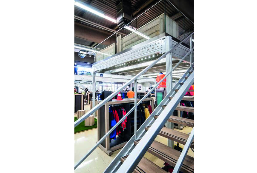 Schulte mit Designelementen: Systembühne als Blickfang