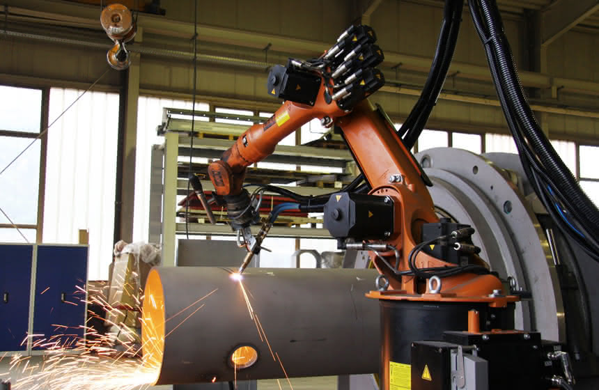Rohre mit 14 Metern und 50 Tonnen:: Beim Schneiden hilft der Roboter