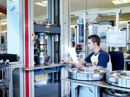 Materialprüfmaschinen: Prüfen und Kalibrieren