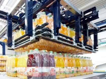 Portalroboter übernimmt Getränkekommissionierung: Schneller Flaschen-Automat