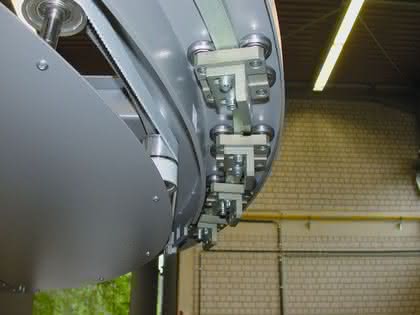 Bogenführung bewegt Glastüren in der Maschinenverkleidung: Für die Sicherheit gekrümmt