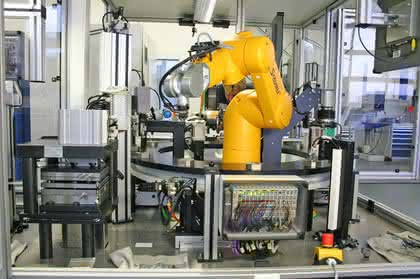 Robotergestützte Volumenmontage von Parkdistanzsensoren: Zigtausendfach ins Nadelöhr