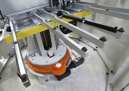 Schwerlastpositioniertisch: Viele Teile im Turm Schwerlastpositioniertisch: Viele Teile im Turm