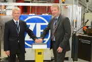 ZF-Vorstandsvorsitzender Dr. Stefan Sommer (rechts) und ZF-Vorstandsmitglied Michael Hankel
