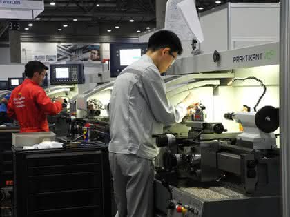Präzisions-Drehmaschine: Mit digitaler Bildschirmanzeige