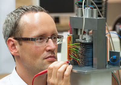 Strom aus Meereswellen: EPoSil-Konsortium zeigt ersten Demonstrator