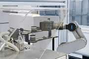 Barrierefreie Mensch-Maschinen-Kooperation in der Laborautomation: Mensch und Roboter: Arm in Arm