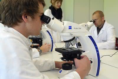 News: Schüler erhielten ZEISS Mikroskope
