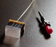 Mobile Materialanalyse: Kleiner als ein Stück Zucker: Miniatur-Gitterspektrometer