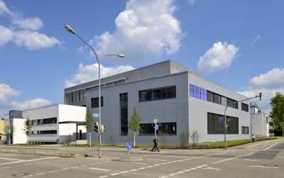 Wirtschaft + Unternehmen: Fraunhofer ISE weiht neues energieeffizientes Laborgebäude ein