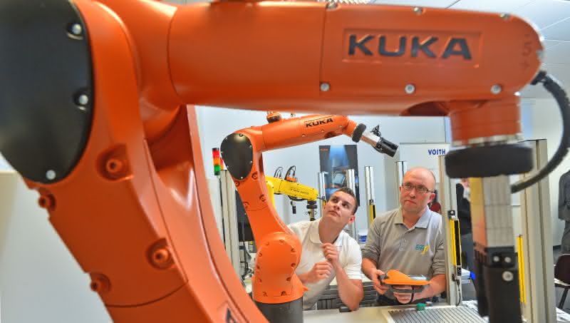 Wirtschaft + Unternehmen: Voith Engineering schult Roboter-Spezialisten Wirtschaft + Unternehmen: Voith Engineering schult Roboter-Spezialisten