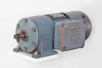 Vier Jahrzehnte technischer Fortschritt bei SEW-Eurodrive.: Wandel bei Anspruch und Antrieb Vier Jahrzehnte technischer Fortschritt bei SEW-Eurodrive.: Wandel bei Anspruch und Antrieb