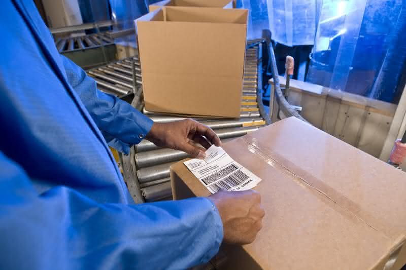 Wirtschaft + Unternehmen: Etiketten: Mit Barcode geliefert