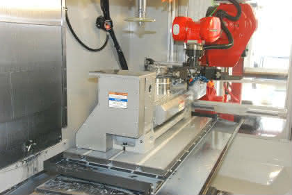 Roboterautomation und 5-Achs-Bearbeitungszentrum erhöhen Produktivität im 1-Mann-Betrieb: Solo mit Power Roboterautomation und 5-Achs-Bearbeitungszentrum erhöhen Produktivität im 1-Mann-Betrieb: Solo mit Power