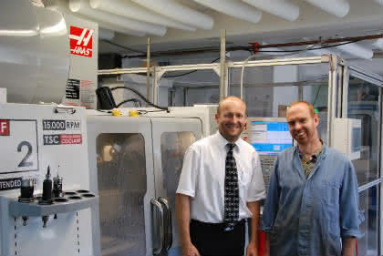 Roboterautomation und 5-Achs-Bearbeitungszentrum erhöhen Produktivität im 1-Mann-Betrieb: Solo mit Power Roboterautomation und 5-Achs-Bearbeitungszentrum erhöhen Produktivität im 1-Mann-Betrieb: Solo mit Power