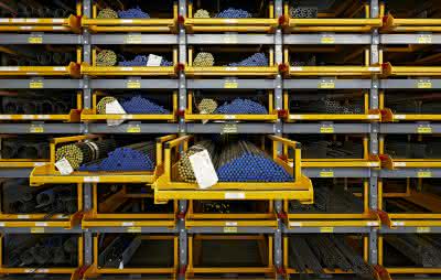 Flexibles Regalsystem: Stahlstangen platzsparend und sicher lagern Flexibles Regalsystem: Stahlstangen platzsparend und sicher lagern