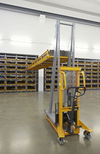 Flexibles Regalsystem: Stahlstangen platzsparend und sicher lagern Flexibles Regalsystem: Stahlstangen platzsparend und sicher lagern