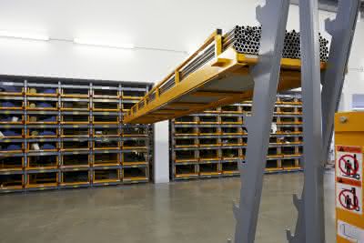 Flexibles Regalsystem: Stahlstangen platzsparend und sicher lagern