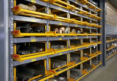 Flexibles Regalsystem: Stahlstangen platzsparend und sicher lagern