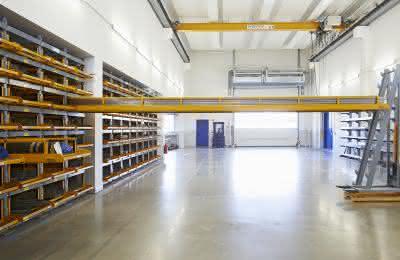 Flexibles Regalsystem: Stahlstangen platzsparend und sicher lagern Flexibles Regalsystem: Stahlstangen platzsparend und sicher lagern