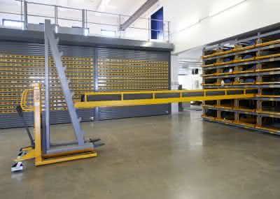 Flexibles Regalsystem: Stahlstangen platzsparend und sicher lagern Flexibles Regalsystem: Stahlstangen platzsparend und sicher lagern