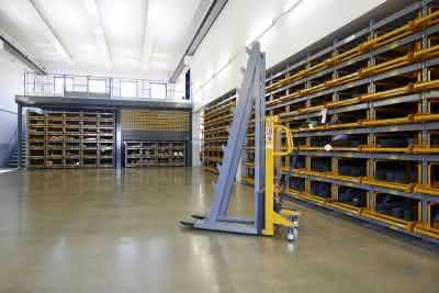 Flexibles Regalsystem: Stahlstangen platzsparend und sicher lagern