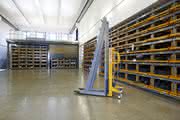 Flexibles Regalsystem: Stahlstangen platzsparend und sicher lagern