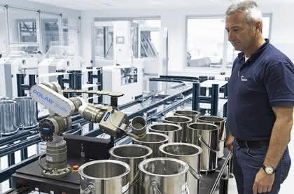 Barrierefreie Mensch-Maschinen-Kooperation in der Laborautomation: Mensch und Roboter: Arm in Arm Barrierefreie Mensch-Maschinen-Kooperation in der Laborautomation: Mensch und Roboter: Arm in Arm