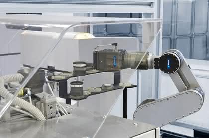 Barrierefreie Mensch-Maschinen-Kooperation in der Laborautomation: Mensch und Roboter: Arm in Arm Barrierefreie Mensch-Maschinen-Kooperation in der Laborautomation: Mensch und Roboter: Arm in Arm