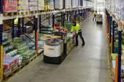 Wirtschaft + Unternehmen: Crown: Stapler-Automatisierung rechnet sich im Lager
