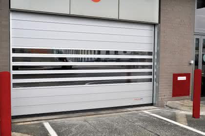 Efaflex-Schnelllauftore: Fliegender Wechsel am Airport Efaflex-Schnelllauftore: Fliegender Wechsel am Airport