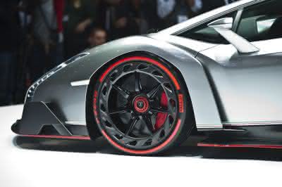 Wirtschaft + Unternehmen: Pirelli und Lamborghini: Seit 50 Jahren unzertrennlich Wirtschaft + Unternehmen: Pirelli und Lamborghini: Seit 50 Jahren unzertrennlich