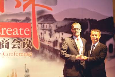 Wirtschaft + Unternehmen: Mean Well zeichnet Emtron mit "Best Partnership Award" aus Wirtschaft + Unternehmen: Mean Well zeichnet Emtron mit "Best Partnership Award" aus