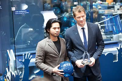 Wirtschaft + Unternehmen: Schunk wieder auf der HMI: Jens Lehmann fängt Besucher ein Wirtschaft + Unternehmen: Schunk wieder auf der HMI: Jens Lehmann fängt Besucher ein