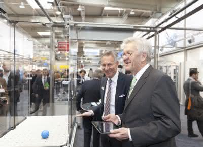 Wirtschaft + Unternehmen: Hannover Messe: Kretschmann besucht Festo