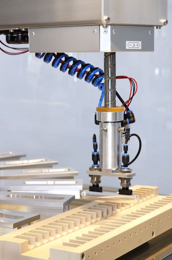 Roboter sorgen für Mikro-Montage in Hochgeschwindigkeit: Konstant hohe Taktung Roboter sorgen für Mikro-Montage in Hochgeschwindigkeit: Konstant hohe Taktung