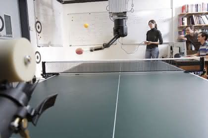 Roboter lernt Tischtennis in kürzester Zeit vom menschlichen Vorbild: Er verbessert sich selbst