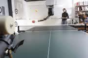 Roboter lernt Tischtennis in kürzester Zeit vom menschlichen Vorbild: Er verbessert sich selbst