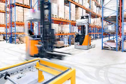 Automatisierte Stapler organisieren das Molkereilager: Sechs Zentimeter zum Rangieren Automatisierte Stapler organisieren das Molkereilager: Sechs Zentimeter zum Rangieren