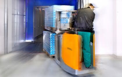Automatisierte Stapler organisieren das Molkereilager: Sechs Zentimeter zum Rangieren Automatisierte Stapler organisieren das Molkereilager: Sechs Zentimeter zum Rangieren