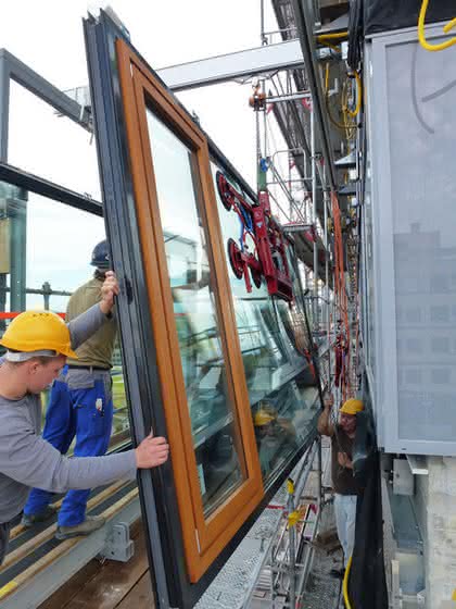 Alu-Schienen im Fassadenbau: Aluminium-Kransystem für mehr Licht